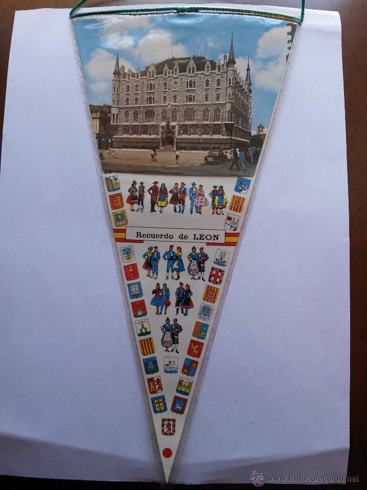 Banderines de colecci&oacute;n: Banderin de Leon recuerdo de Leon dos caras Botines de Gaudi