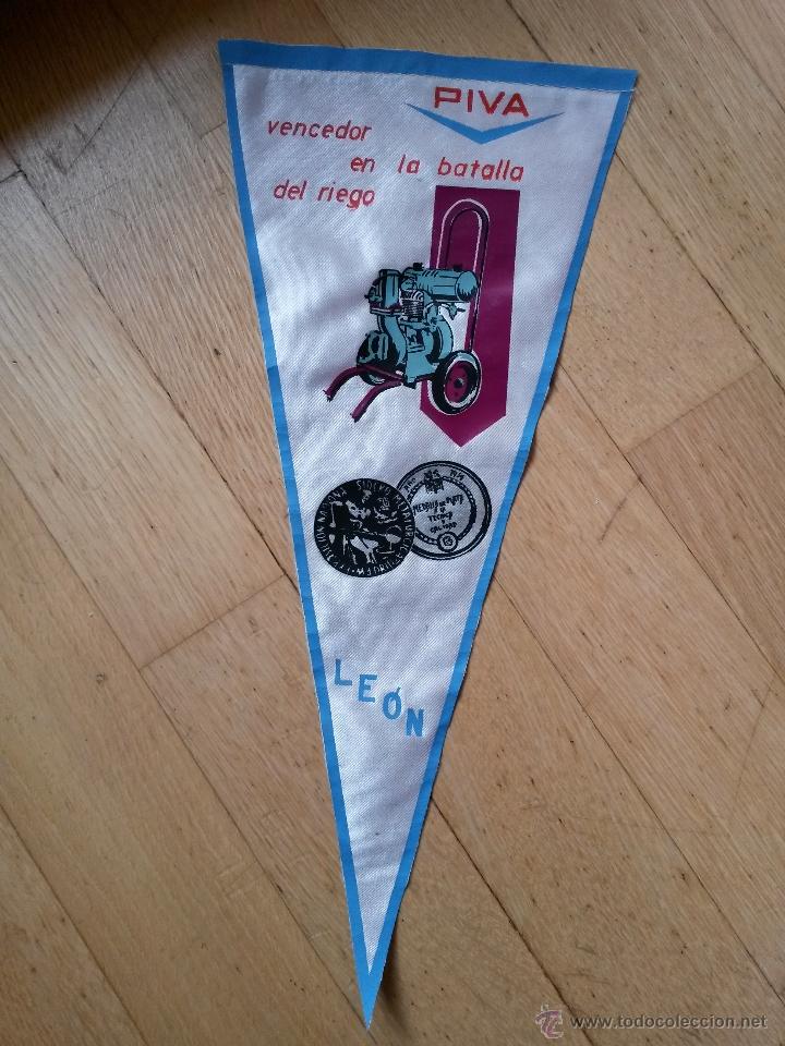 Bandierine di collezione: Banderin motor de riego piva, leon de 38 cms