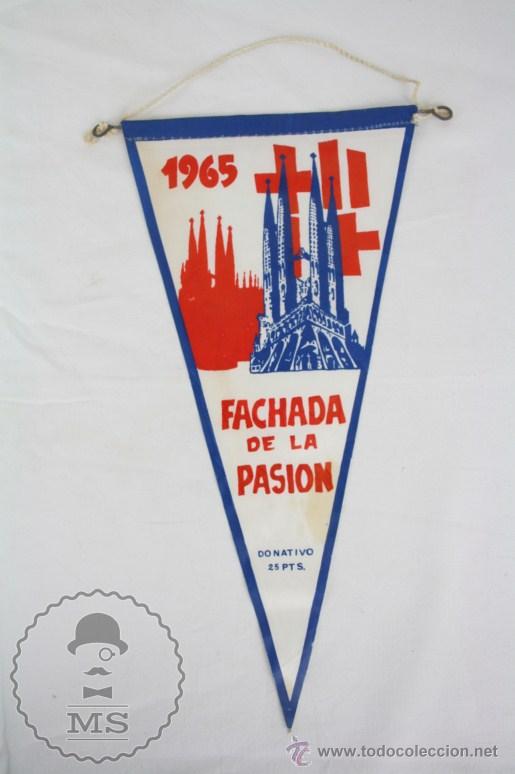 Galhardetes de cole&ccedil;&atilde;o: Bander&iacute;n de Tela, A&ntilde;os 60-70 - Fachada de la Pasi&oacute;n / Sagrada Familia - Medidas 27 x 14 Cm