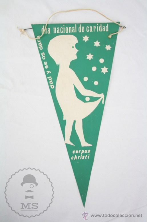 Fanions de collection: Bander&iacute;n de Tela, A&ntilde;os 60-70 - D&iacute;a Nacional de Caridad. Corpus Christi - Medidas 26 x 14 Cm