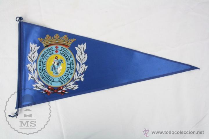 Fanions de collection: Bander&iacute;n de Tela, A&ntilde;os 60-70 - Antiguo Emblema de la Universidad Barcelona - Azul - 37,5 x 28 Cm