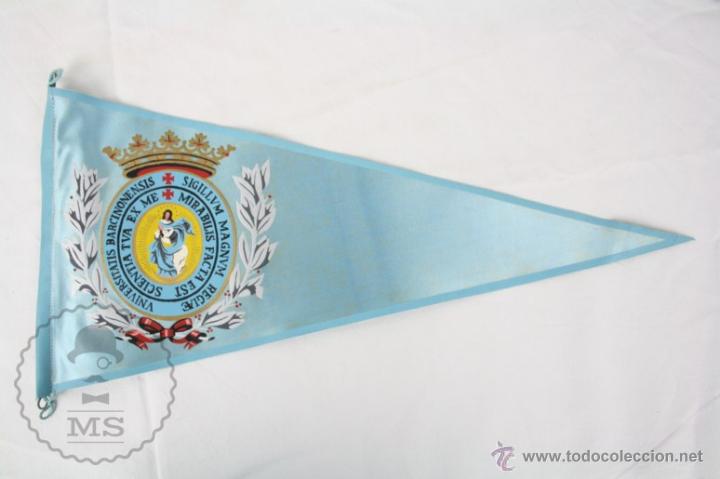 Fanions de collection: Bander&iacute;n de Tela, A&ntilde;os 60-70 - Antiguo Emblema de Universidad Barcelona - Azul Claro - 37,5 x 28 Cm