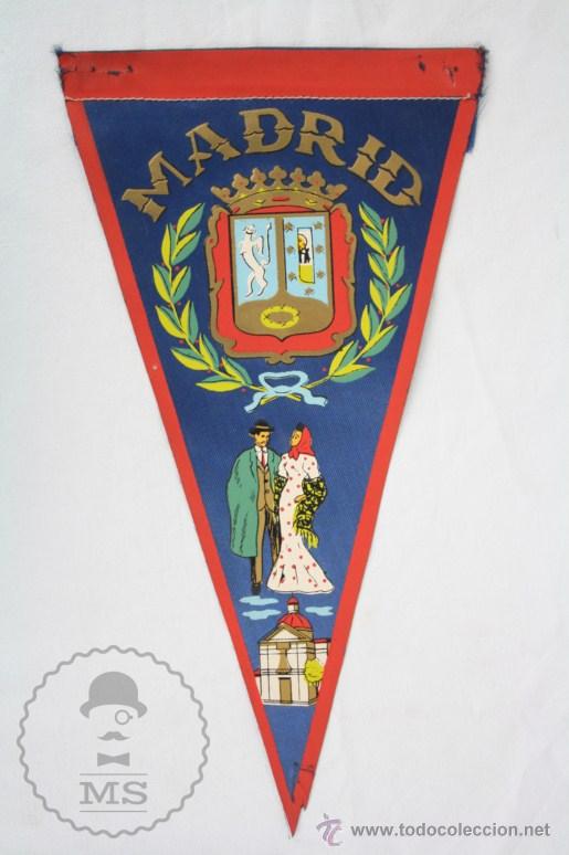 Sammlung von Wimpeln: Bander&iacute;n de Tela, A&ntilde;os 60-70 - Madrid - Trajes Regionales - Medidas 26 x 14 Cm
