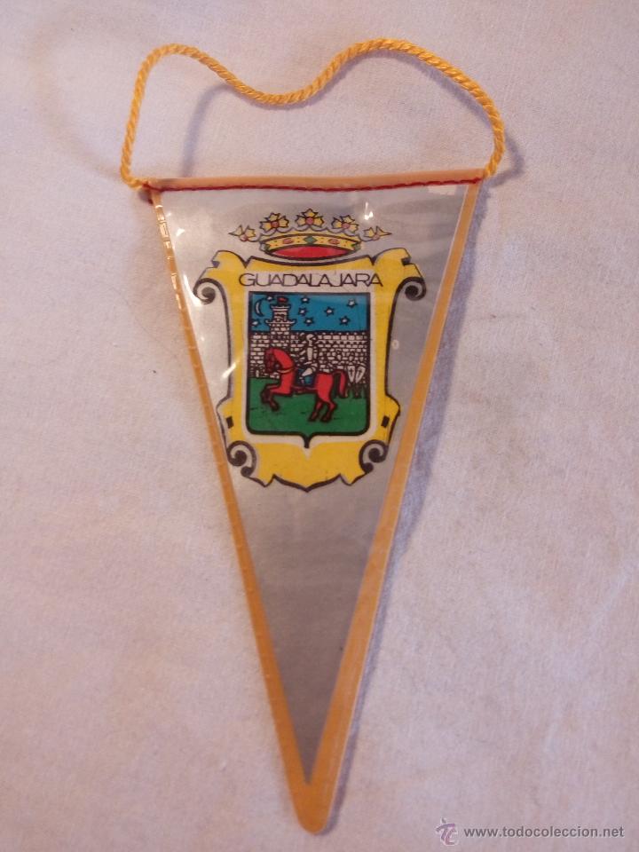 Collection pennants: BANDER&Iacute;N MINI PLASTIFICADO ESCUDO MUNICIPAL DE GUADALAJARA (MARR&Oacute;N)