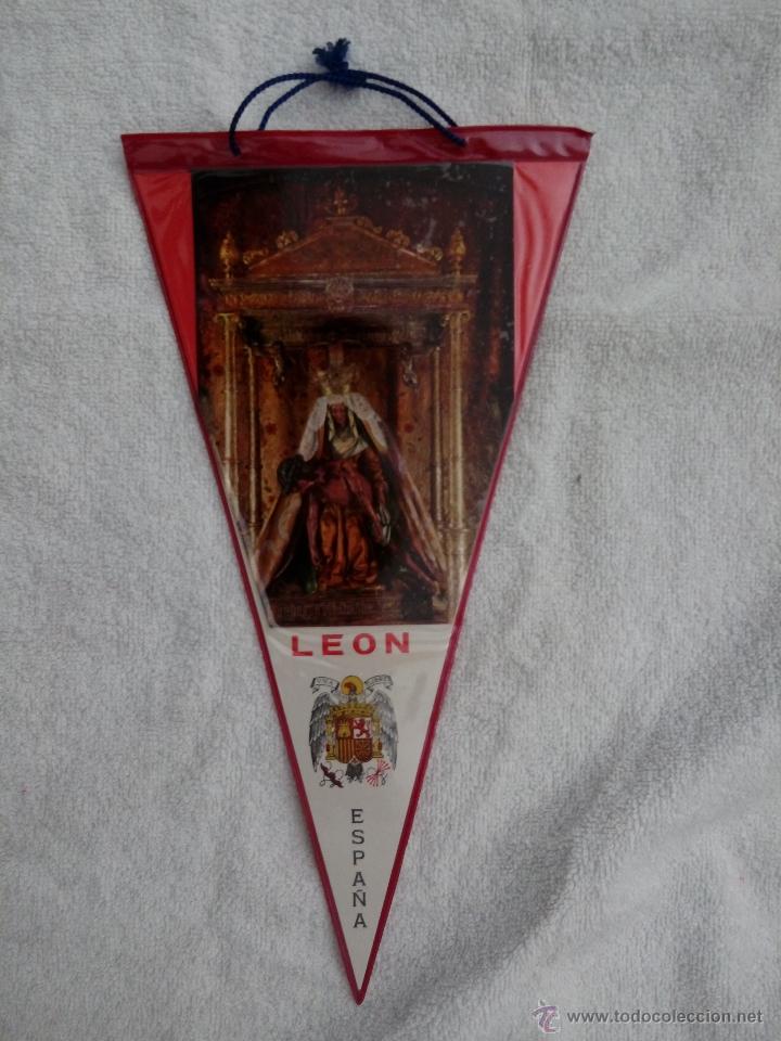 Collection pennants: BANDER&Iacute;N PLASTIFICADO LE&Oacute;N ESPA&Ntilde;A VIRGEN A&Ntilde;OS 60