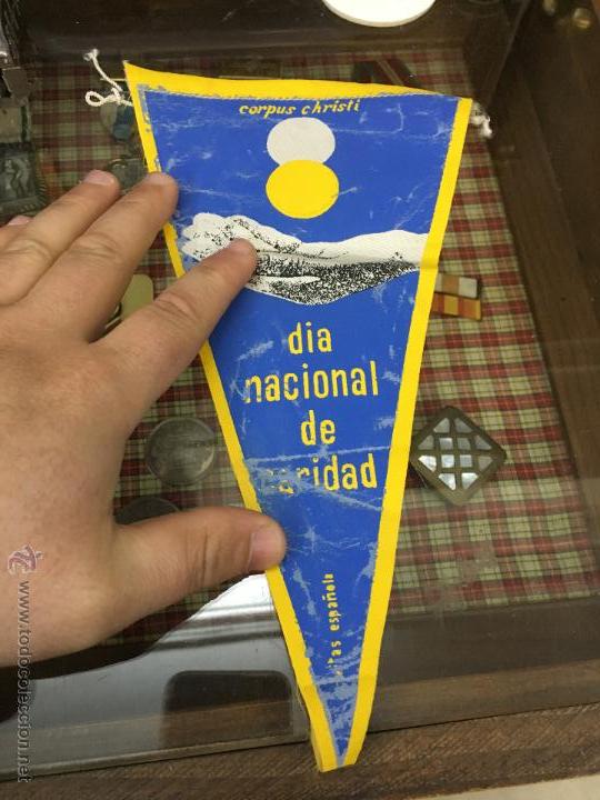 Fanions de collection: ANTIGUO BANDERIN DIA NACIONAL DE CARIDAD - CORPUS CHRISTI