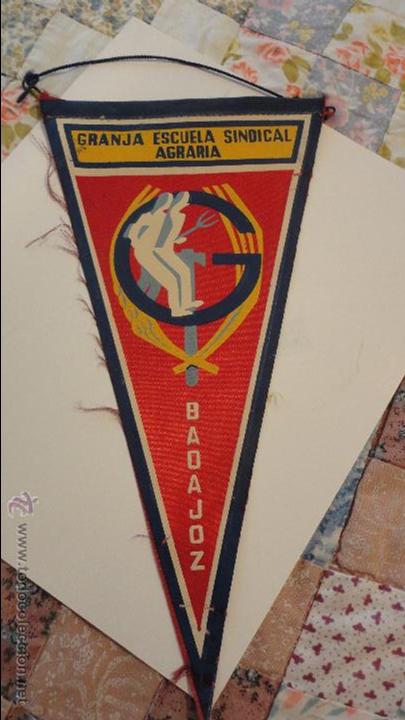 Fanions de collection: ANTIGUO BANDERIN GRANJA ESCUELA SINDICAL AGRARIA.BADAJOZ.A&Ntilde;OS 50,60.
