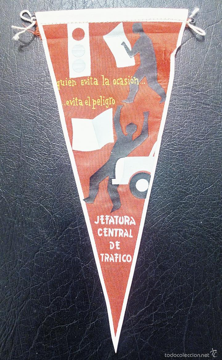 Fanions de collection: BANDER&Iacute;N QUI&Eacute;N EVITA LA OCASI&Oacute;N... EVITA EL PELIGRO - JEFATURA CENTRAL DE TR&Aacute;FICO - A&Ntilde;OS 60 - IRUP&Eacute;.