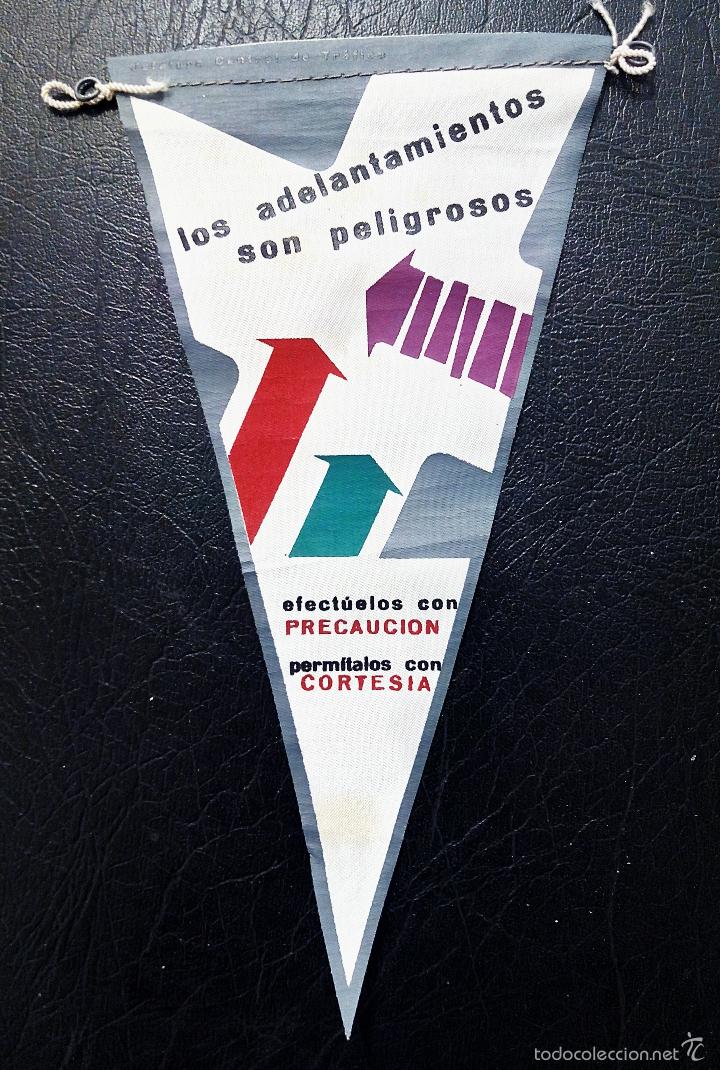 Fanions de collection: BANDER&Iacute;N LOS ADELANTAMIENTOS SON PELIGROSOS, EFECT&Uacute;ELOS CON PRECAUCI&Oacute;N, PERM&Iacute;TALOS CON CORTES&Iacute;A.