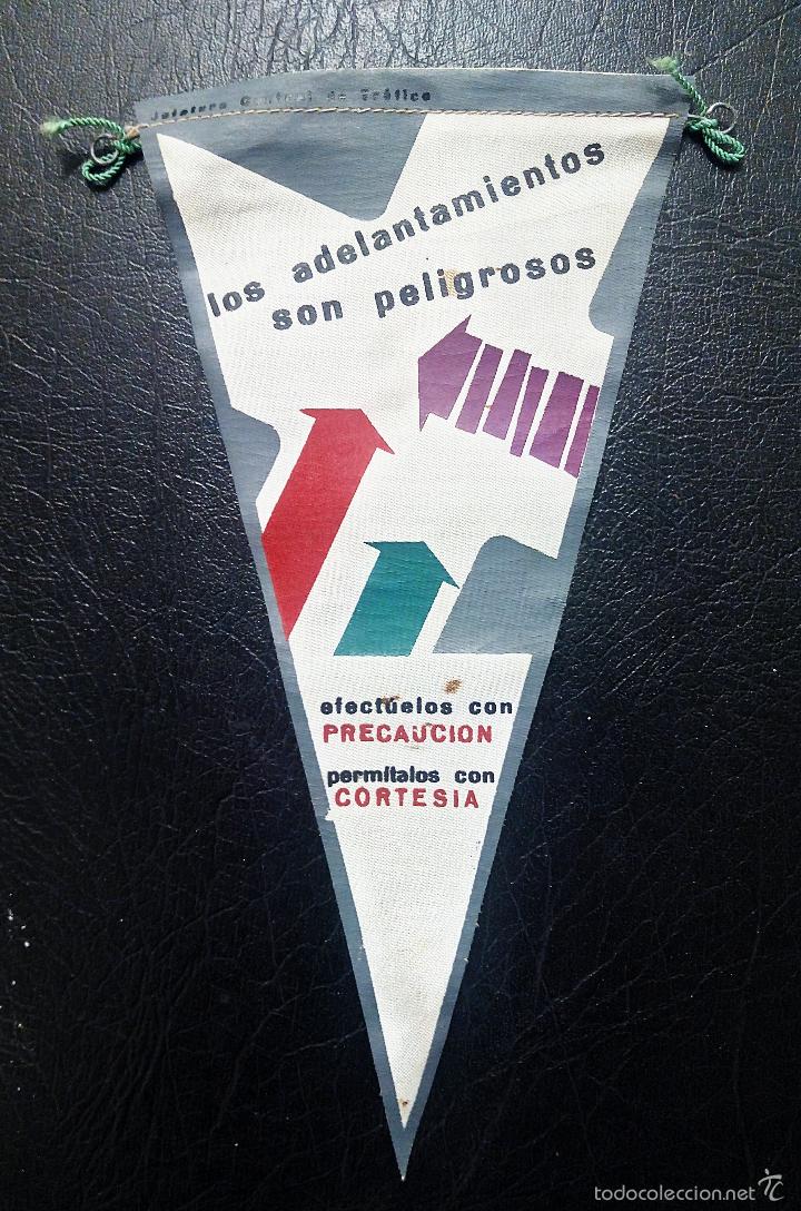 Fanions de collection: BANDER&Iacute;N LOS ADELANTAMIENTOS SON PELIGROSOS, EFECT&Uacute;ELOS CON PRECAUCI&Oacute;N, PERM&Iacute;TALOS CON CORTES&Iacute;A.