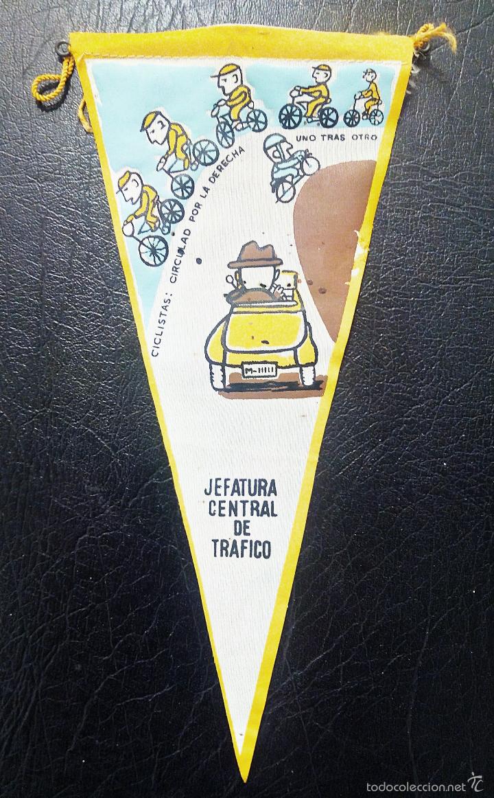 Fanions de collection: BANDER&Iacute;N CICLISTAS: CIRCULANDO POR LA DERECHA UNO TRAS OTRO - JEFATURA CENTRAL DE TR&Aacute;FICO - A&Ntilde;OS 60