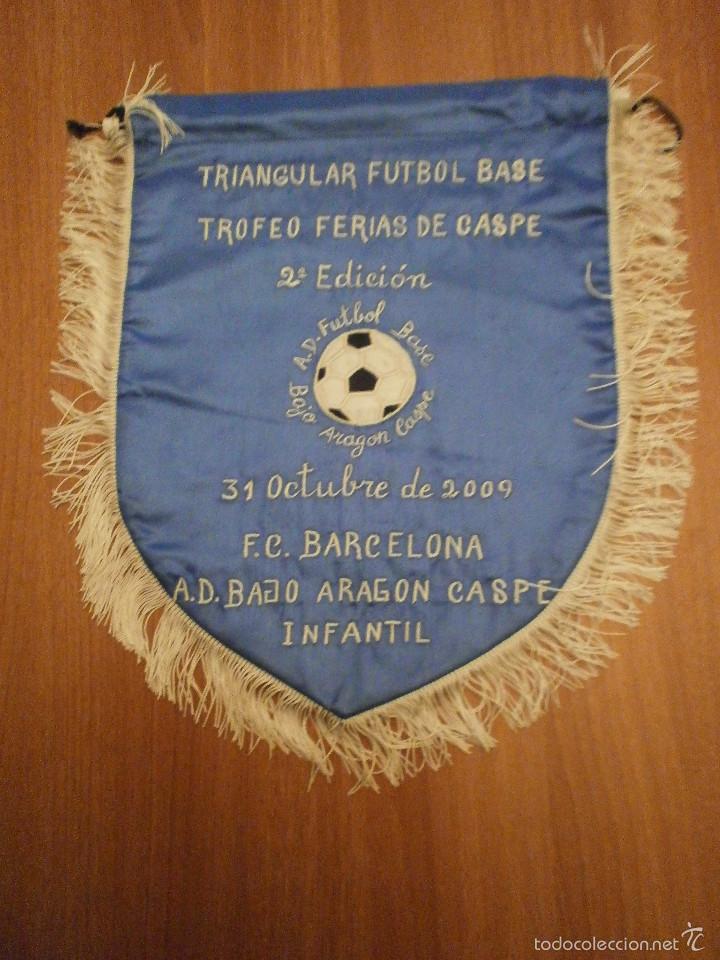 Fanions de collection: BANDERIN.TRIANGULAR FUTBOL BASE TROFEO FERIAS DE CASPE 2 EDICION 31 OCTUBRE DE 2009 F.C. BARCELONA