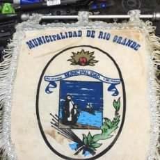 Banderines de colección: BANDERIN MUNICIPALIDAD DE RIO GRANDE TIERRA DEL FUEGO - REPUBLICA ARGENTINA - MEDIDA 29X19CM. Lote 57042300
