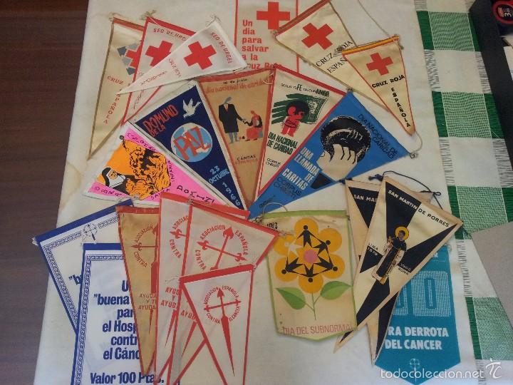 Sammlung von Wimpeln: Lote de 21 banderines de organizaciones caritativas a&ntilde;os 60