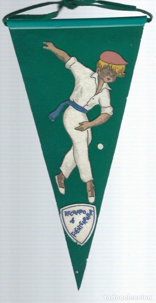 Bandierine di collezione: ANTIGUO BANDERIN DE FIELTRO y FIGURA EN RELIEVE DE - FUENTERRABIA -JUEGO DE PELOTA