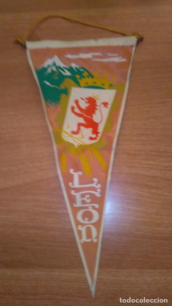 Sammlung von Wimpeln: BANDERIN DE LEON