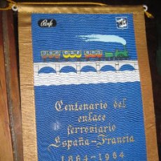 Banderines de colección: BANDERIN CENTENARIO DEL ENLACE FERROVIARIO ESPAÑA FRANCIA RENFE 1864 - 1964 IRUN HENDAYA TREN. Lote 71201429