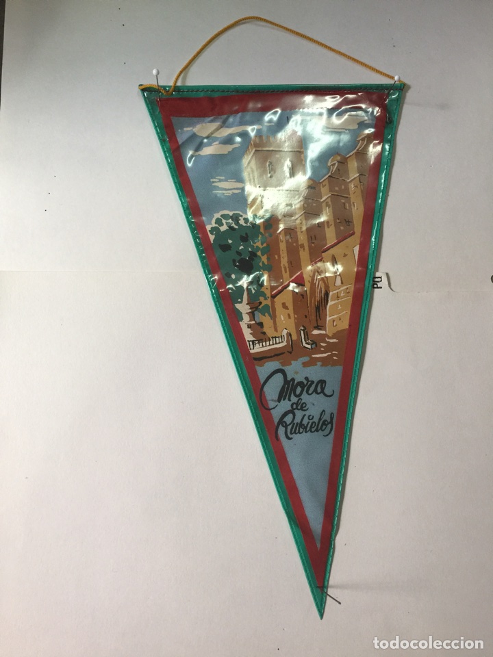 Fanions de collection: MORA DE RUBIELOS. BANDERIN SEDA ANTIGUO CON FUNDA PLASTICO.