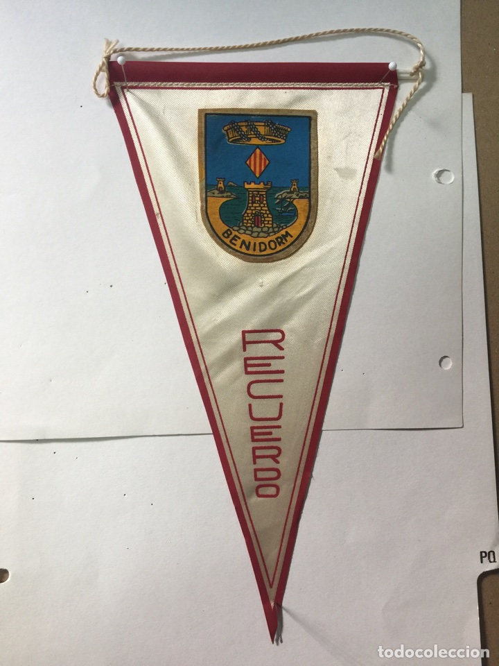 Fanions de collection: BENIDORM. BANDERIN ANTIGUO EN SEDA. CON ESCUDO.