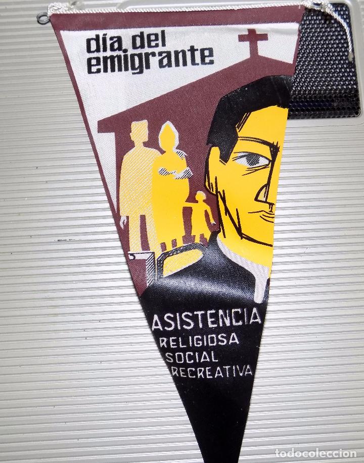 Fanions de collection: BANDERIN. DIA DEL EMIGRANTE. ASISTENCIA RELIGIOSA SOCIAL RECREATIVA. 22 X 10 CM