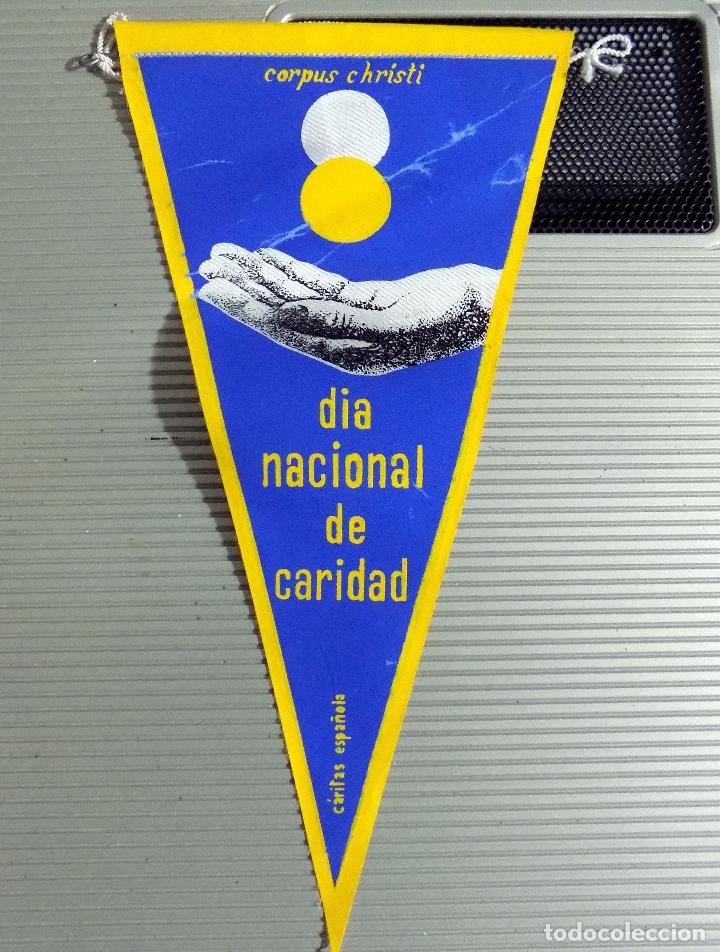 Fanions de collection: BANDERIN. DIA NACIONAL DE CARIDAD. CARITAS ESPA&Ntilde;OLA. CORPUS CHRISTI. 22 X 10 CM