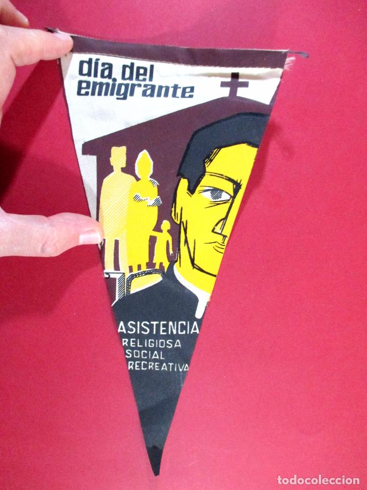 Galhardetes de cole&ccedil;&atilde;o: BANDER&Iacute;N , D&Iacute;A DEL EMIGRANTE , ASISTENCIA RELIGIOSA SOCIAL RECREATIVA