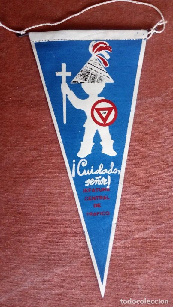 Fanions de collection: BANDERIN JEFATURA CENTRAL DE TRAFICO - CUIDADO SE&Ntilde;OR, MEDIDAS 24 X 11 CM