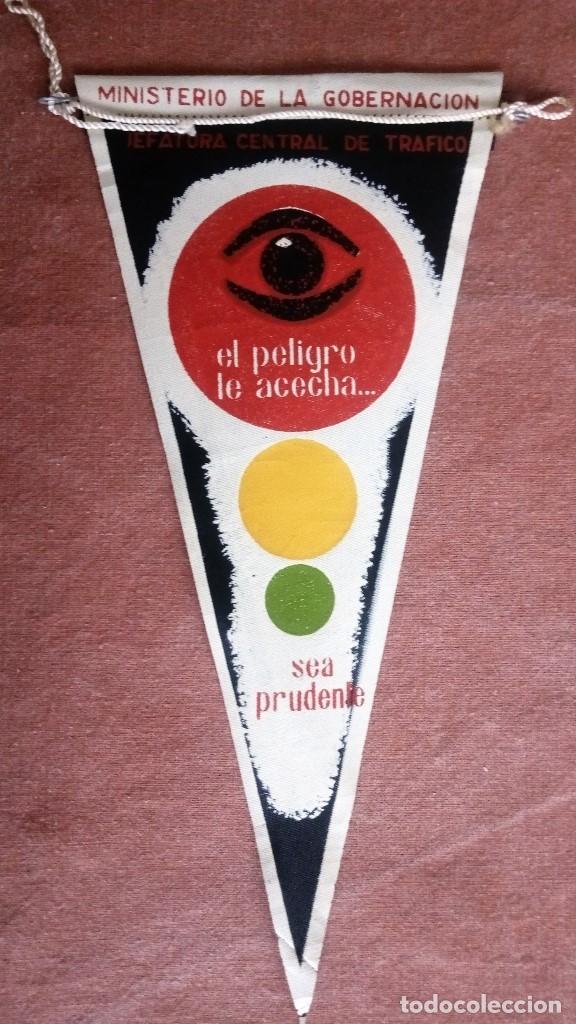 Fanions de collection: BANDERIN JEFATURA CENTRAL DE TRAFICO - EL PELIGRO LE ACECHA - SEA PRUDENTE, MEDIDAS 24 X 11 CM