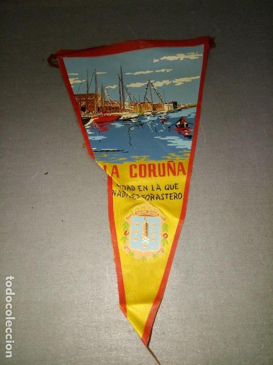 Bandierine di collezione: 918- BANDERIN ( LA CORU&Ntilde;A) SPAIN - CIUDAD EN LA QUE NADIE ES FORASTERO A&Ntilde;OS 60/70