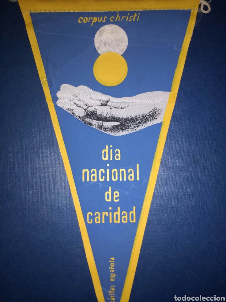 Galhardetes de cole&ccedil;&atilde;o: CORPUS CHRISTI. D&Iacute;A NACIONAL DE LA CARIDAD. C&Aacute;RITAS ESPA&Ntilde;OLA. PESO 80 GR.