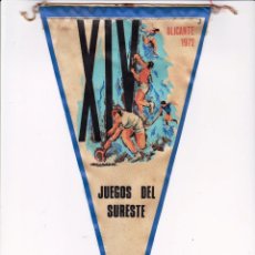 Banderines de colección: ANTIGUO.BANDERÍN ALICANTE. XIV JUEGOS DEL SURESTE. DISEÑO FIRMADO URRUELA SALAZAR. 1972