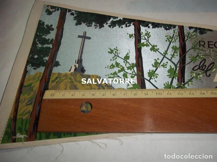 Banderines de colecci&oacute;n: BANDERIN RECUERDO DEL VALLE DE LOS CAIDOS.CUELGAMUROS.MADRID.47 CM DE LARGO.18 CM ANCHO.IRUPE.