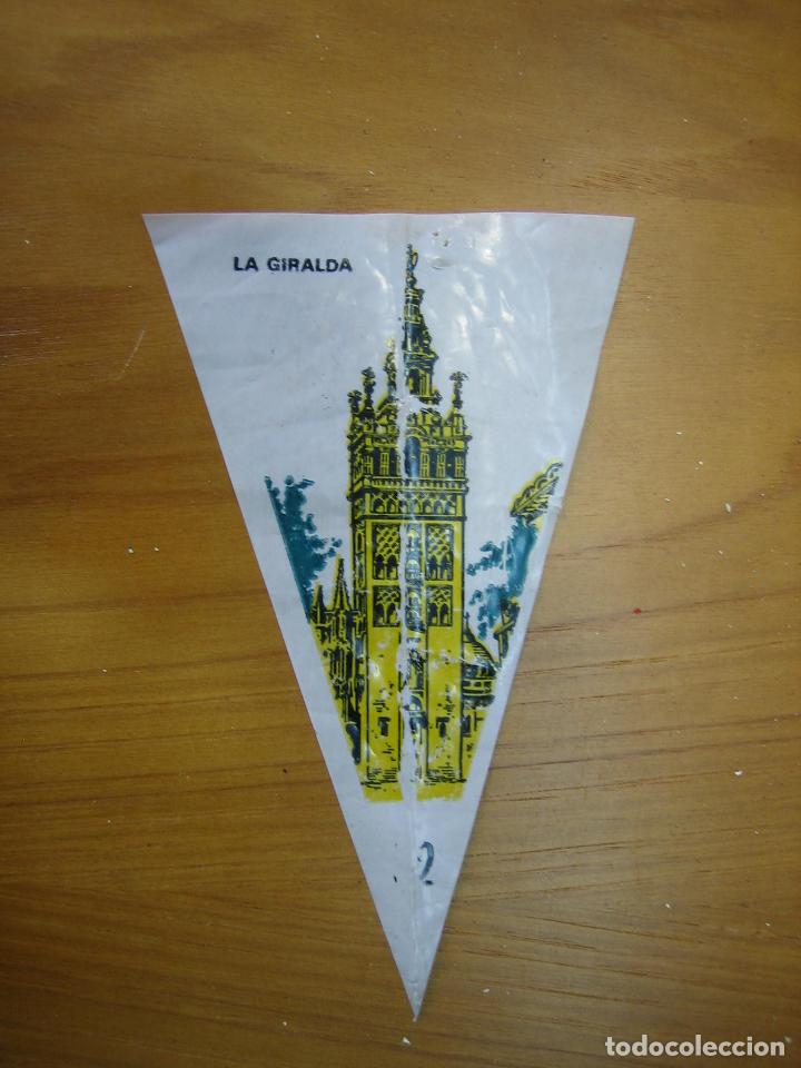 Banderines de colecci&oacute;n: Antiguo banderin La Giralda. Plastico. Peque&ntilde;o