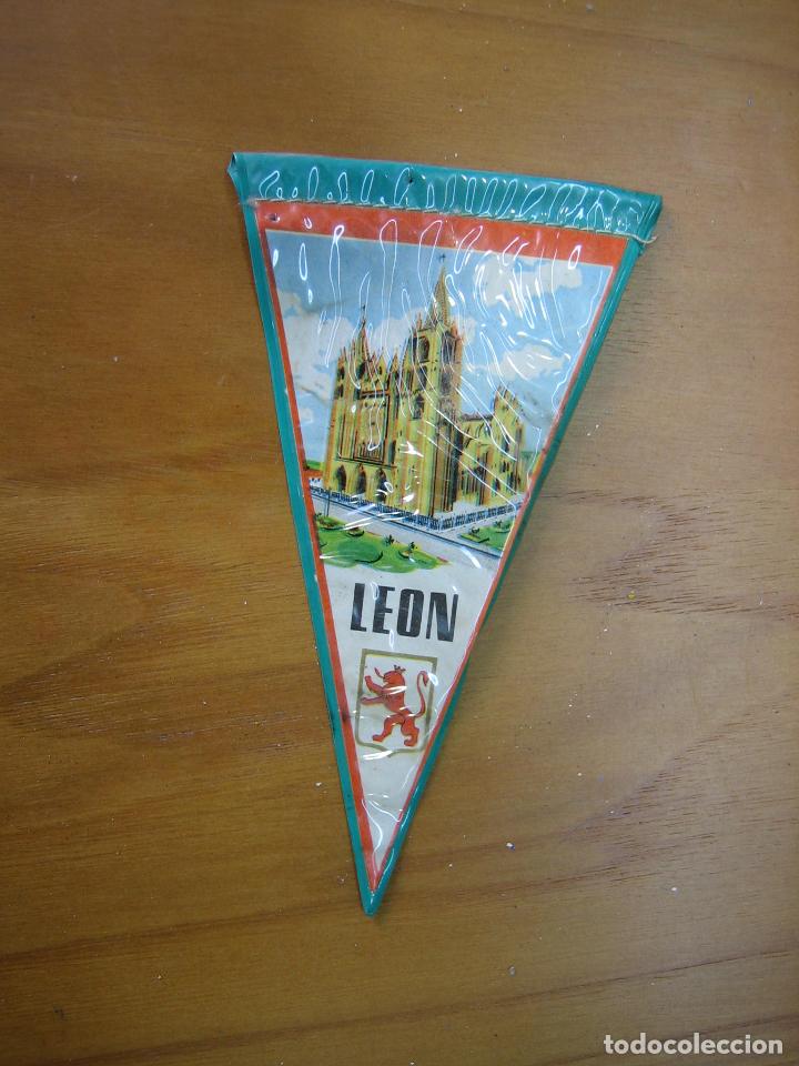 Bandierine di collezione: Antiguo banderin peque&ntilde;o. Le&oacute;n