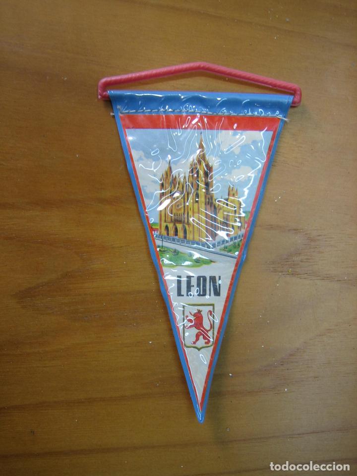 Bandierine di collezione: Antiguo banderin peque&ntilde;o. Le&oacute;n