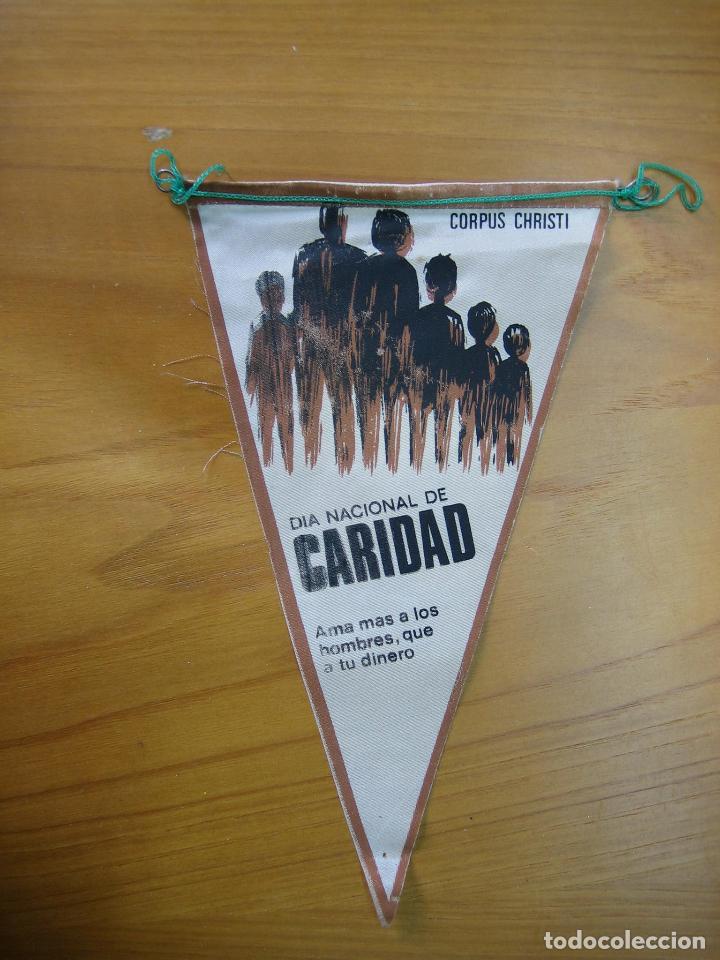 Banderines de colecci&oacute;n: Antiguo bander&iacute;n a&ntilde;os 60. Dia nacional de caridad. Corpus Christi