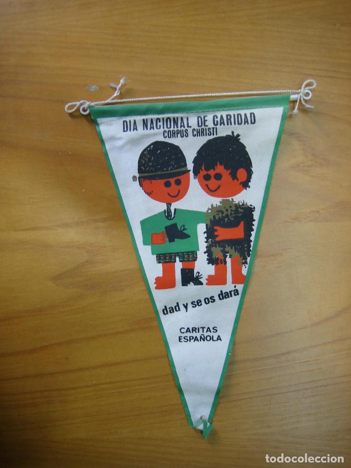 Banderines de colecci&oacute;n: Antiguo bander&iacute;n a&ntilde;os 60. Dia nacional de caritas. Corpus Christi. C&aacute;ritas Espa&ntilde;ola
