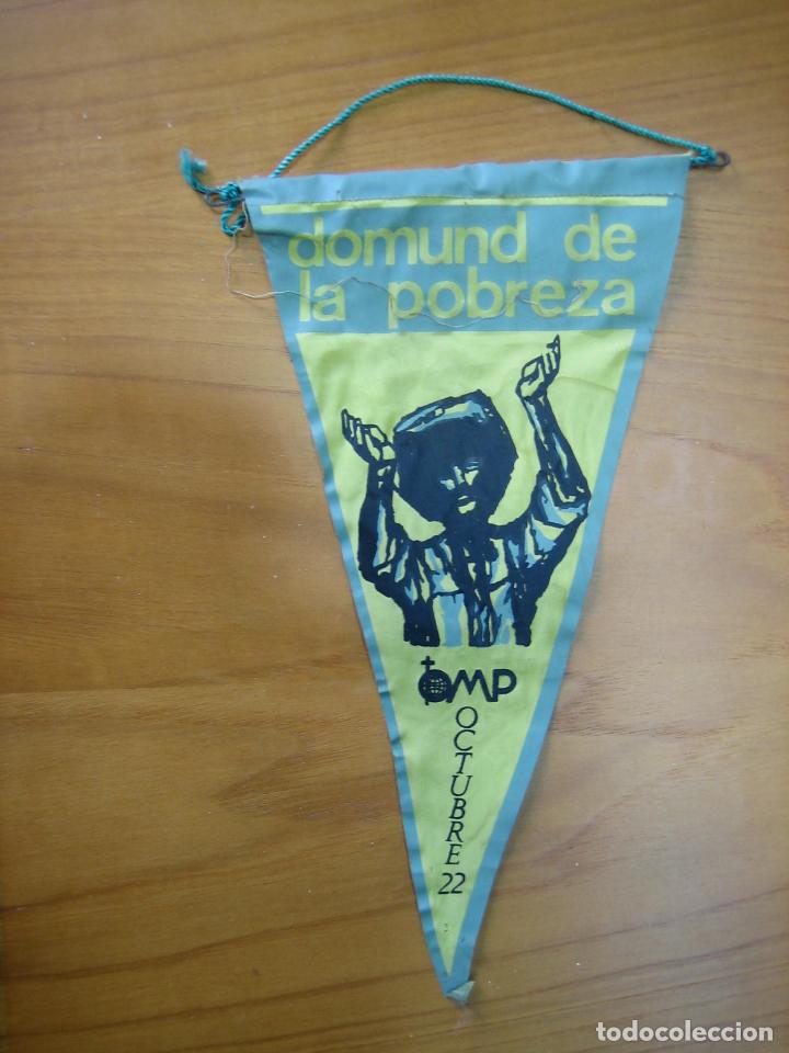 Fanions de collection: Antiguo bander&iacute;n a&ntilde;os 60. C&aacute;ritas. Domund de la pobreza