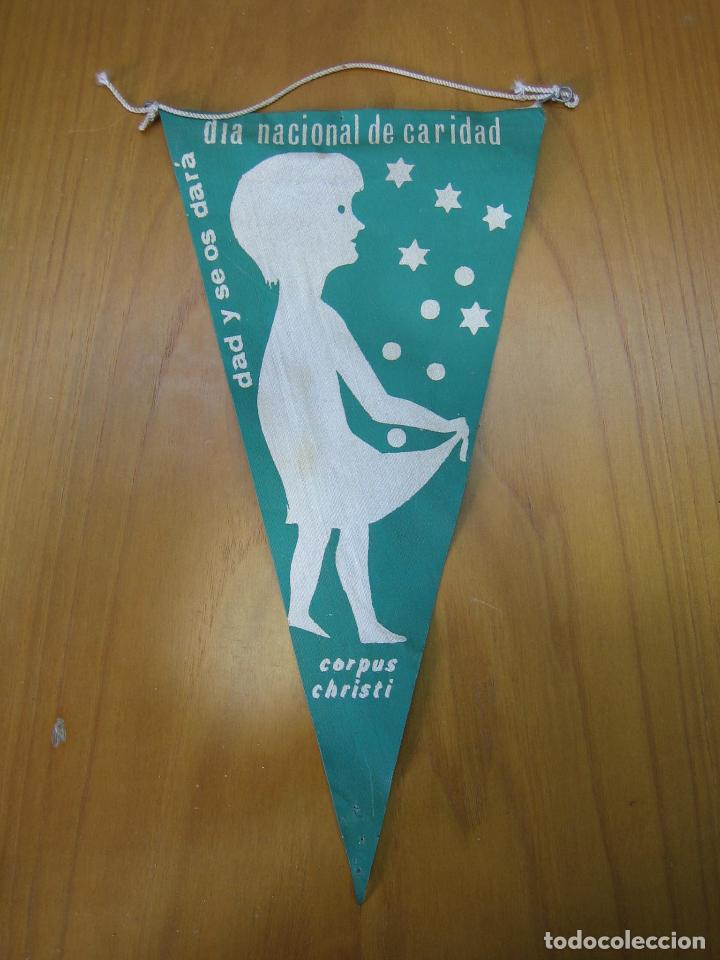 Fanions de collection: Antiguo bander&iacute;n a&ntilde;os 60. D&iacute;a nacional de la caridad. Corpus Crhisti