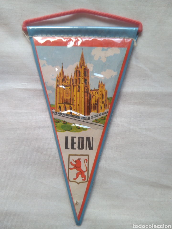 Fanions de collection: BANDER&Iacute;N PLASTIFICADO A&Ntilde;OS 60 LE&Oacute;N 12 CM