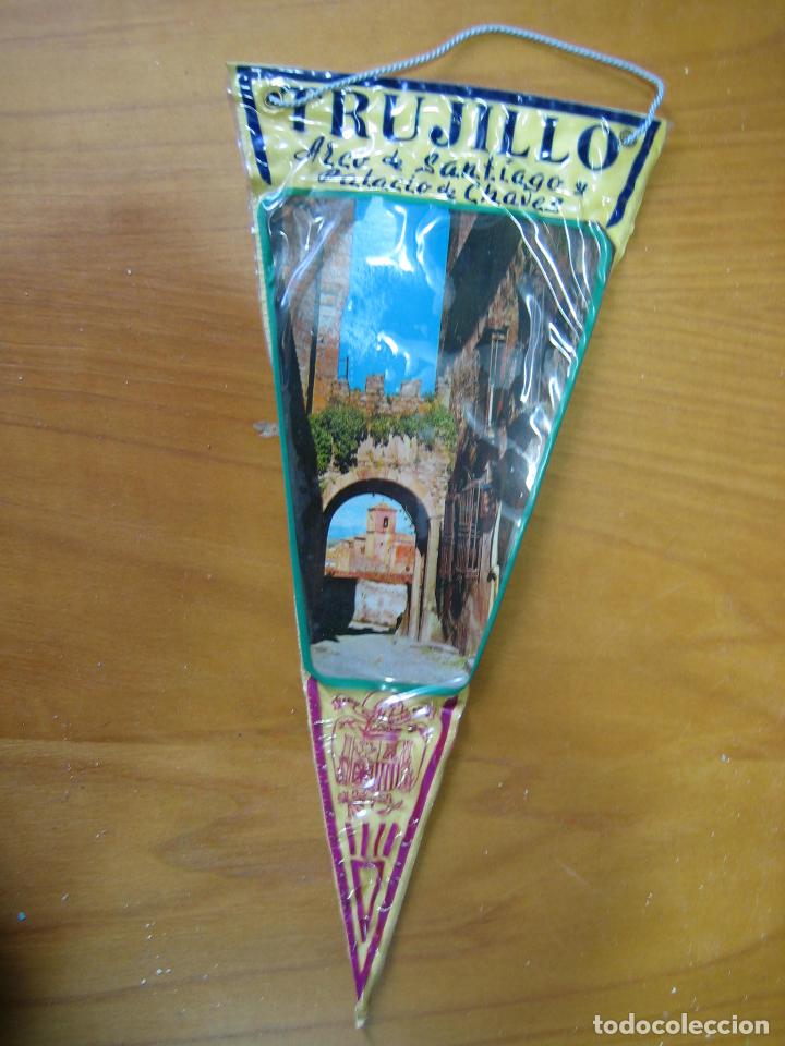 Fanions de collection: Antiguo bander&iacute;n. ciudad de Trujillo