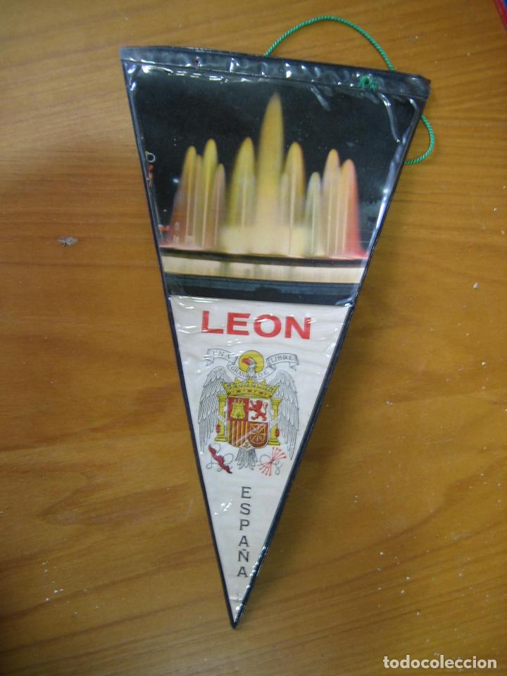 Fanions de collection: Antiguo bander&iacute;n. Le&oacute;n