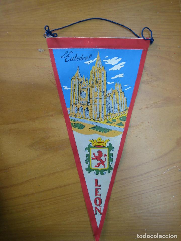 Sammlung von Wimpeln: Antiguo bander&iacute;n tur&iacute;stico. Le&oacute;n