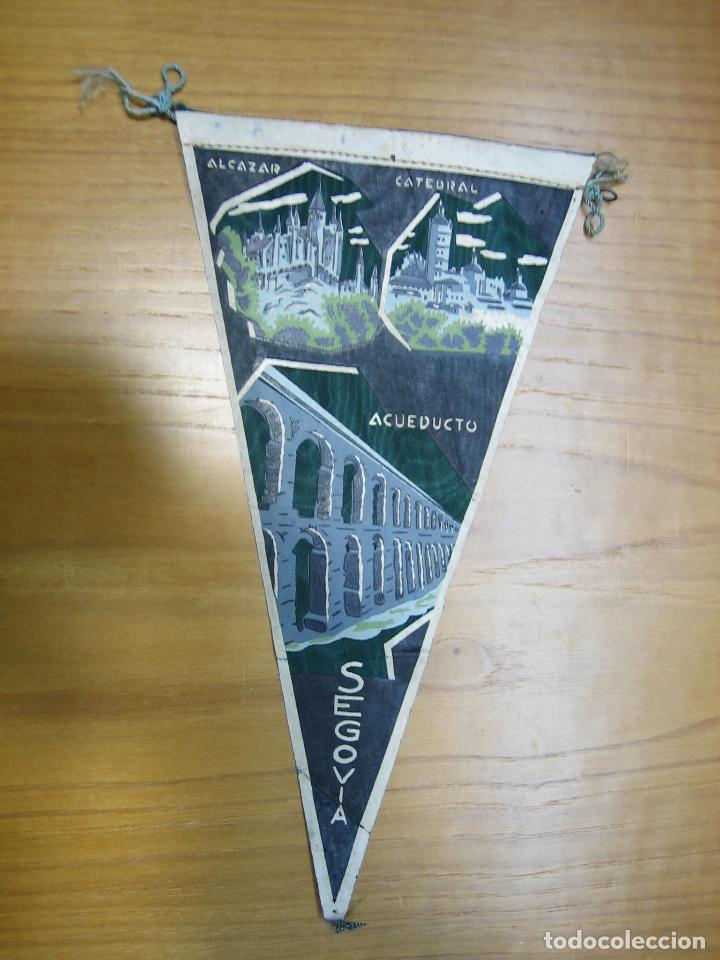 Sammlung von Wimpeln: Antiguo banderin tur&iacute;stico . Segovia