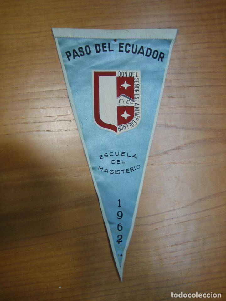 Sammlung von Wimpeln: Antiguo banderin Universitario. Paso del Ecuador. Facultad de magisterio. Madrid.A&ntilde;os 60
