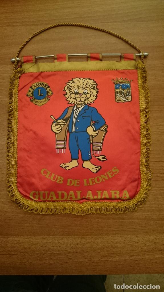 Galhardetes de cole&ccedil;&atilde;o: BANDERIN CLUB DE LEONES GUADALAJARA - LIONS CLUB- MEDIDAS 30 POR 28