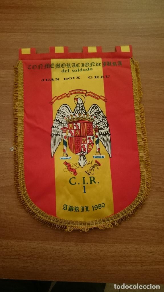 Galhardetes de cole&ccedil;&atilde;o: BANDERIN CONMEMORACION DEL SOLDADO -CIR N&ordm; 1 ABRIL 1980-MEDIDAS 38 POR 27