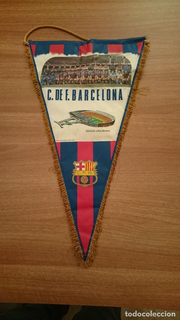 Sammlung von Wimpeln: GRAN BANDERIN DE C. DE F. BARCELONA  54 CENTIMETROS DE LARGO