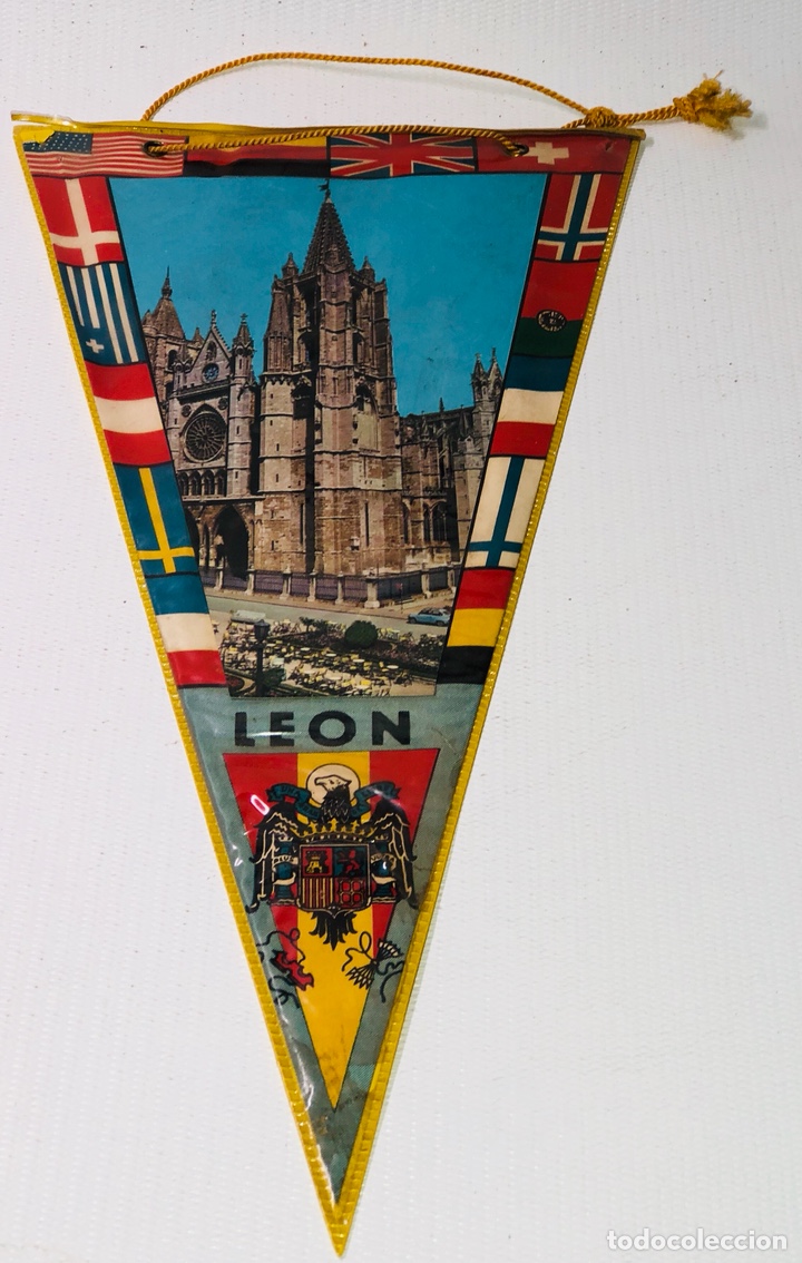 Sammlung von Wimpeln: ANTIGUO BANDERIN DE LEON&middot;&middot; A&Ntilde;OS 70 - 80 &middot;&middot;TAL COMO SE VE