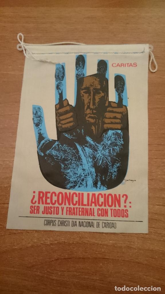 Fanions de collection: BANDERIN DE CARITAS - RECONCILIACION  SER JUSTO Y FRATERNAL CON TODOS